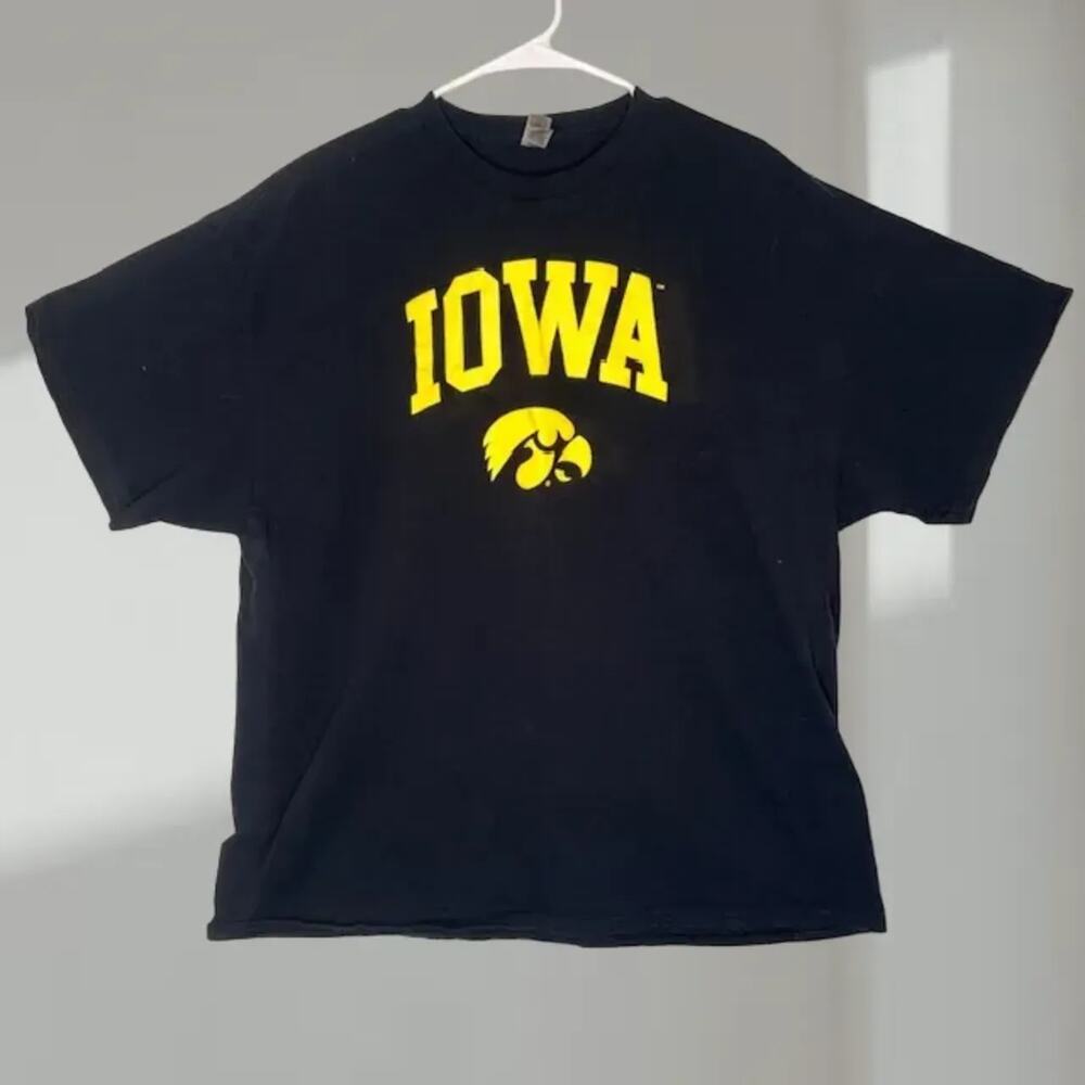 Iowa Hawkeyes Graphic T-Shirt – Black & Yellow (Men’s 2XL)